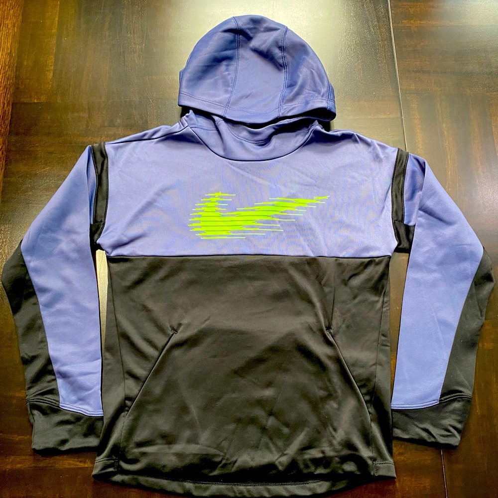 Nike Therma Boys Pullover Hoodie Size Large
Standard Fit
